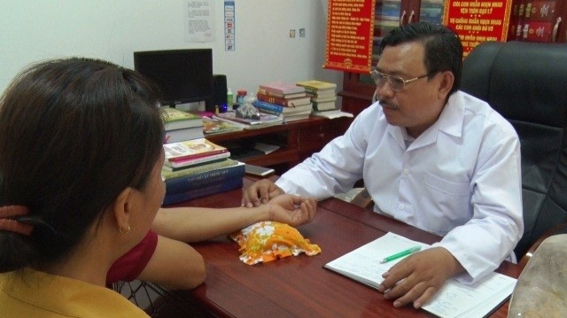 Bác sĩ Nguyễn Phú Lâm thăm khám cho người bệnh.