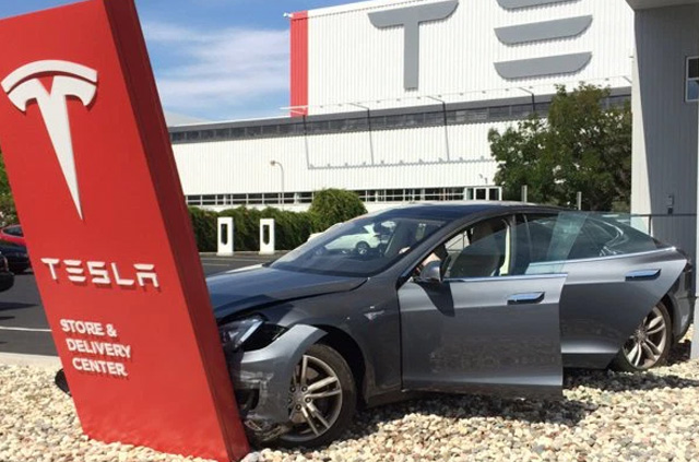 Ô tô Tesla đâm vào chuyên cơ khi vận hành tính năng tự lái